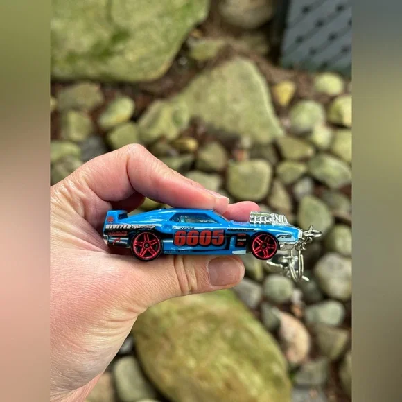 Hot Wheels RIVITED Toy Car Keychain - Picture 3 of 10